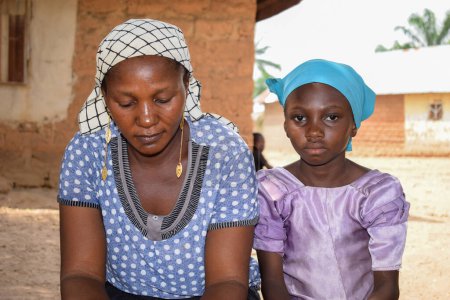 Téléchargez les photos : Karara, État de Nasarawa - 5 mai 2021 : Portrait de la mère et de la fille africaines qui travaillent - en image libre de droit