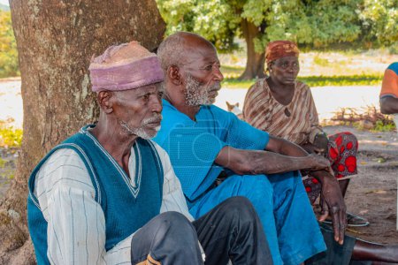 Téléchargez les photos : Abuja Nigeria - 26 juillet 2021 : Sensibilisation de la communauté à la Covid 19, Santé et hygiène de l'eau des villages autochtones d'Afrique. Réunion de campagne électorale. Programme de sensibilisation au cancer et autonomisation - en image libre de droit