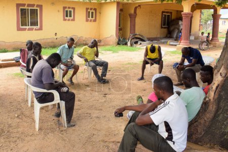 Téléchargez les photos : Abuja Nigeria - 26 juillet 2021 : Sensibilisation de la communauté à la Covid 19, Santé et hygiène de l'eau des villages autochtones d'Afrique. Réunion de campagne électorale. Programme de sensibilisation au cancer et autonomisation - en image libre de droit