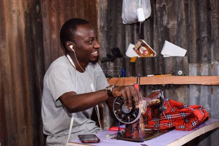 Téléchargez les photos : Jos, Etat du Plateau - 21 avril 2021 : Couture sur mesure africaine à l'atelier - en image libre de droit