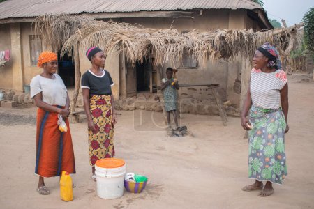 Téléchargez les photos : Opialu, État de Benue - 6 mars 2021 : Femmes africaines dans un village - en image libre de droit