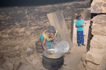 Téléchargez les photos : Opialu, État de Benue - 6 mars 2021 : Des femmes africaines travailleuses engagées dans son activité dans sa communauté - en image libre de droit