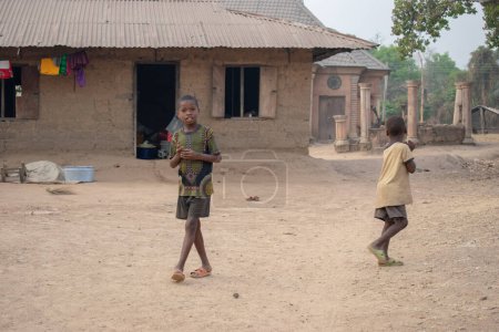 Foto de Opialu, Benue State - 6 de marzo de 2021: Niños africanos se divierten - Imagen libre de derechos