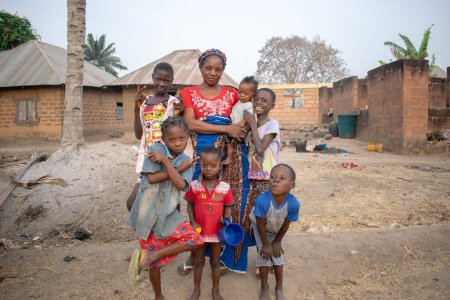 Téléchargez les photos : Opialu, État de Benue - 6 mars 2021 : Enfants africains avec mère - en image libre de droit