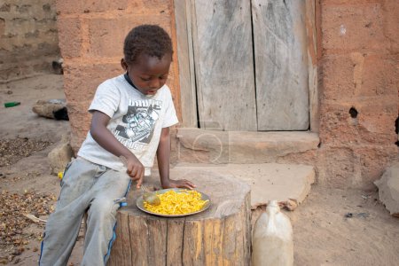 Foto de Opialu, Estado de Benue, Nigeria - 6 de marzo de 2021: Retrato de un lindo niño africano en la aldea de Opialu, Nigeria - Imagen libre de derechos