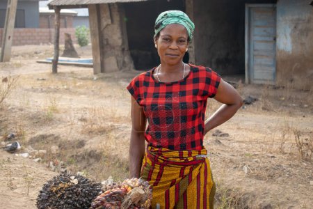 Téléchargez les photos : Opialu, État de Benue, Nigéria - 6 mars 2021 : Une femme africaine travailleuse engagée dans son activité dans sa communauté - en image libre de droit