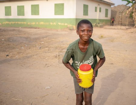 Foto de Opialu, Estado de Benue, Nigeria - 6 de marzo de 2021: Retrato de un lindo niño africano en la aldea de Opialu, Nigeria - Imagen libre de derechos