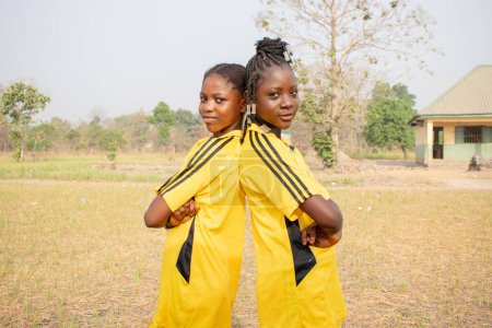 Téléchargez les photos : Opialu, Benue State, Nigeria - mars 6, 2021 : Des adolescents africains vêtus d'un maillot de sport coloré posant à la caméra - en image libre de droit