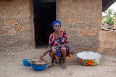 Foto de Opialu, Estado de Benue, Nigeria - 6 de marzo de 2021: Mujer africana trabajadora comprometida en su actividad en su comunidad - Imagen libre de derechos