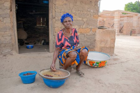 Foto de Opialu, Estado de Benue, Nigeria - 6 de marzo de 2021: Mujer africana trabajadora comprometida en su actividad en su comunidad - Imagen libre de derechos