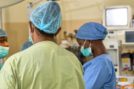 Téléchargez les photos : Jos, État du Plateau - 5 mai 2021 : Un chirurgien africain dans un théâtre médical se prépare pour une séance d'urgence. Docteur sur les gommages - en image libre de droit