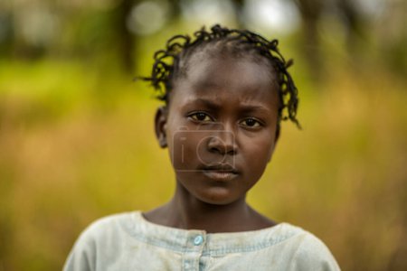 Téléchargez les photos : Abuja, Nigéria - Juin 2023 : Portrait d'un enfant africain. Moments de franchise aléatoires avec des enfants africains. - en image libre de droit