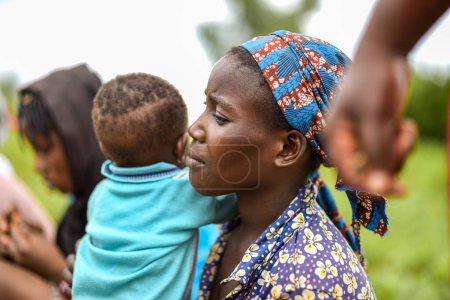 Foto de Talata, Plateau State - junio, 2023: hermosa mujer africana con niño - Imagen libre de derechos