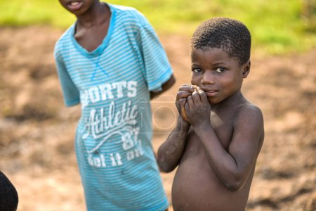 Téléchargez les photos : Abuja, Nigéria - Juin 2023 : Portrait d'enfants africains. Moments de franchise aléatoires avec des enfants africains. - en image libre de droit