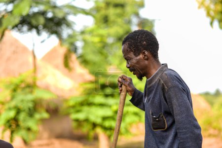 Téléchargez les photos : Talata, État du Plateau - Juin, 2023 : Portrait d'un homme africain mature avec une pelle - en image libre de droit