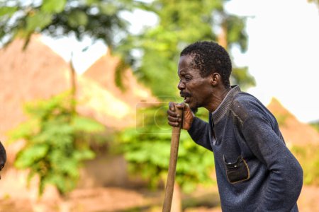 Téléchargez les photos : Talata, État du Plateau - Juin, 2023 : Portrait d'un homme africain mature avec une pelle - en image libre de droit