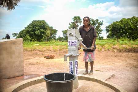 Foto de Talata, Plateau State - 2 de abril de 2023: Mujer que busca agua para uso doméstico. - Imagen libre de derechos