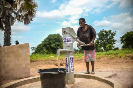 Téléchargez les photos : Talata, État du Plateau - avril 2, 2023 : Une femme récupère de l'eau pour un usage domestique. - en image libre de droit