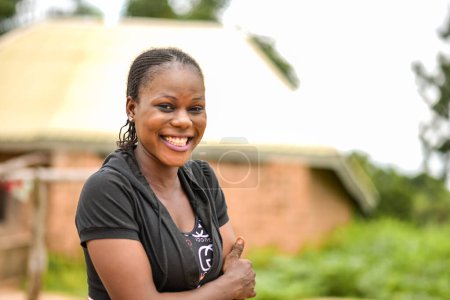 Téléchargez les photos : Abuja Nigeria - 20 juin 2023 : heureuse femme africaine souriante dans un village - en image libre de droit