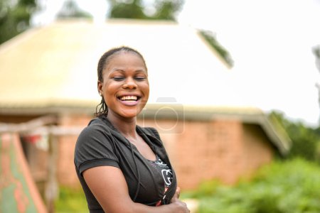 Téléchargez les photos : Abuja Nigeria - 20 juin 2023 : heureuse femme africaine souriante dans un village - en image libre de droit