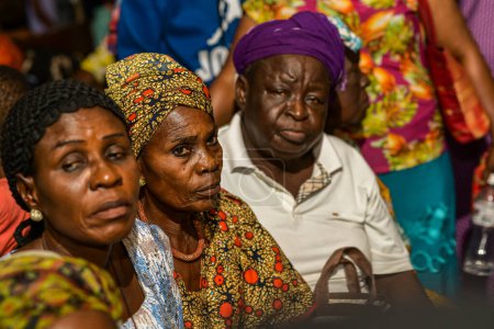 Foto de Abuja, Nigeria - circa agosto, 2023: Africanos esperando en una cola para recibir atención médica y atención en una comunidad rural. Campaña política en África - Imagen libre de derechos