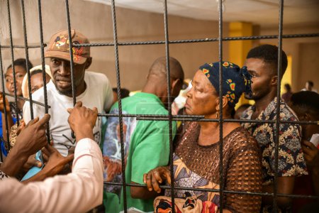 Foto de Abuja, Nigeria - circa agosto, 2023: Africanos esperando en una cola para recibir atención médica y atención en una comunidad rural. Campaña política en África - Imagen libre de derechos