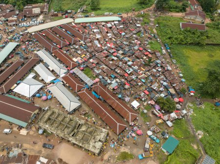 Téléchargez les photos : Vue aérienne du petit marché dans la communauté africaine - en image libre de droit