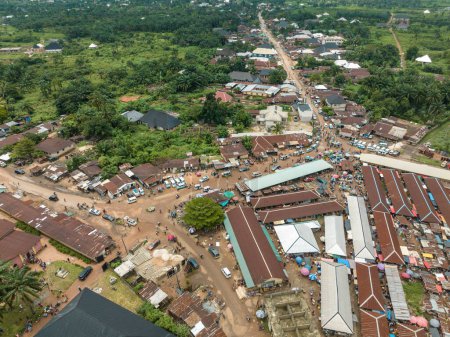 Téléchargez les photos : Vue aérienne du petit marché dans la communauté africaine - en image libre de droit