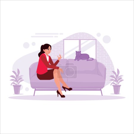 Ilustración de La trabajadora se está relajando en el sofá y jugando con el gato sentado en el sofá. Tendencia vector moderno ilustración plana. - Imagen libre de derechos