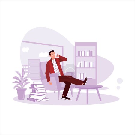 Ilustración de Hombre de negocios sentado en el sofá hablando en un teléfono celular, trabajando remotamente en una oficina en casa. Concepto de productividad independiente. Tendencia Moderno vector ilustración plana - Imagen libre de derechos