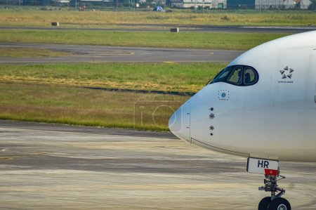 Téléchargez les photos : Le nez d'un Airbus A350 appartenant à Singapore Airline à l'aéroport international de Juanda, Surabaya (Indonésie), le 29 juillet 2023. - en image libre de droit