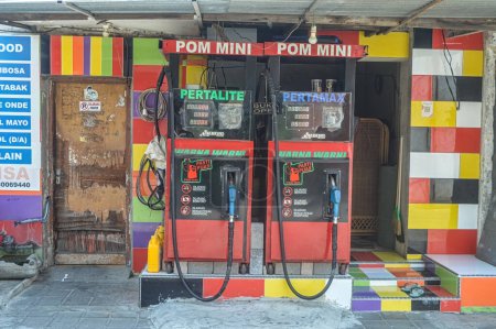 Foto de Una mini gasolinera con bomba de combustible, Indonesia, 17 de septiembre de 2023. - Imagen libre de derechos