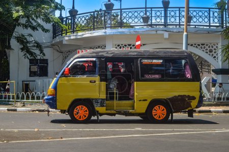 Téléchargez les photos : Une voiture de transport public appelée microbus avec passagers, Indonésie, 17 septembre 2023. - en image libre de droit