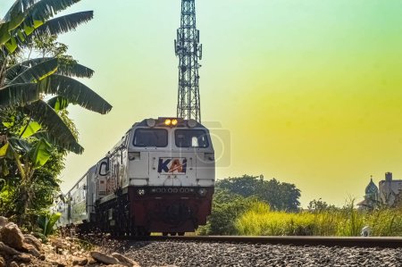 Foto de Una serie de trenes de clase ejecutiva de movimiento rápido tirados por una locomotora cc206 fabricada por el General Elektrik perteneciente a PT Kereta Api Indonesia, Indonesia, 28 de octubre de 2023. - Imagen libre de derechos