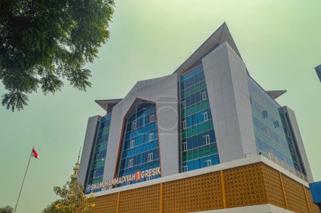 Téléchargez les photos : Le bâtiment moderne du lycée appartenant à SMA Muhammadiyah 1 Gresik est comme un gratte-ciel de bureau, Indonésie, 2 novembre 2023. - en image libre de droit