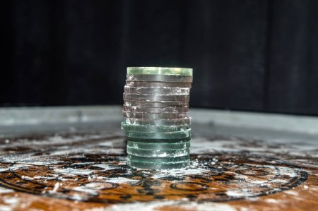 Foto de Bolas o discos apilados en un tablero de juego de carrom con una pizca de harina - Imagen libre de derechos