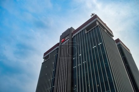 Foto de Edificio de oficinas perteneciente a la autoridad indonesia de servicios financieros (OJK) con un cielo azul nublado en el fondo, indonesia, 17 de noviembre de 2023. - Imagen libre de derechos