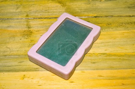 Foto de Disco duro externo para copia de seguridad con protector de goma rosa - Imagen libre de derechos