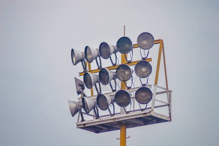 Téléchargez les photos : Un lampadaire avec projecteurs pour un tablier de terrain de l'aéroport - en image libre de droit
