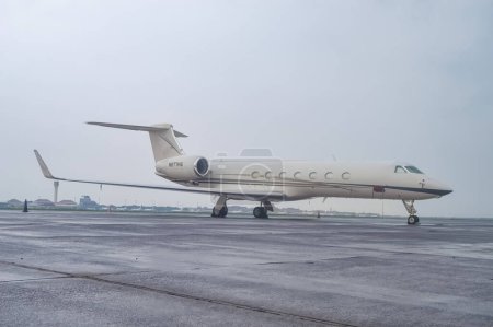 Téléchargez les photos : Un jet privé Gulfstream G550 immatriculé N977HS stationné sur le tablier de l'aéroport international de Juanda, Surabaya, Indonésie, le 6 janvier 2024 - en image libre de droit