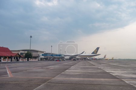 Foto de Paisaje de la Terminal 2 del Aeropuerto Internacional de Juanda que está equipado con un moderno puente de embarque con varios aviones estacionados en el delantal, Indonesia, 6 de enero de 2024 - Imagen libre de derechos