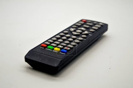 Foto de Un control remoto de televisión negro aislado sobre fondo blanco - Imagen libre de derechos