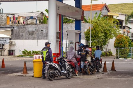 Foto de Las colas de motocicletas se llenarán de gasolina Pertalite en la gasolinera Pertamina, Indonesia, 16 de enero de 2024. - Imagen libre de derechos