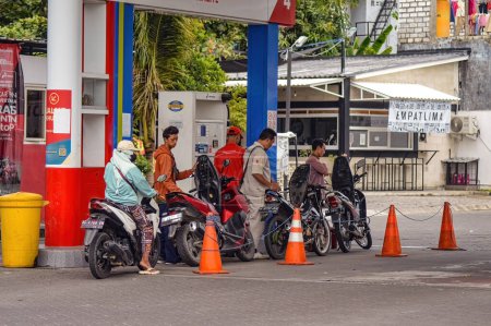 Foto de Las colas de motocicletas se llenarán de gasolina Pertalite en la gasolinera Pertamina, Indonesia, 16 de enero de 2024. - Imagen libre de derechos