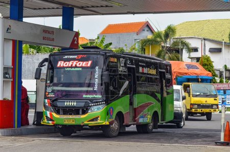 Foto de El mini autobús se está llenando de gasolina bio diesel en la gasolinera Pertamina, Indonesia, 16 de enero de 2024. - Imagen libre de derechos