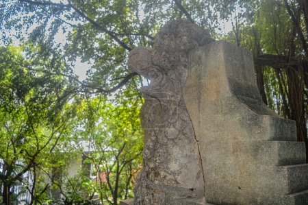 Téléchargez les photos : Statue de danse du lion en pierre avec un fond d'arbres, Indonésie, 27 janvier 2024. - en image libre de droit