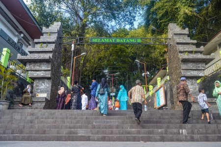 Foto de Puerta de entrada al antiguo cementerio de Sunan Giri, Indonesia, 27 de enero de 2024. - Imagen libre de derechos