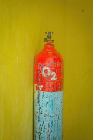 eine Sauerstoffflasche isoliert auf gelber Wand. Perfekt für medizinische Inhalte.