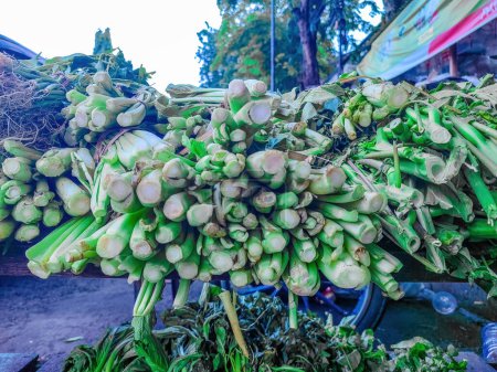 Stapel grünen Senfgemüses auf einem traditionellen Markt