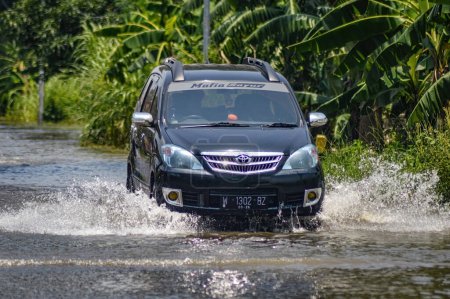 Téléchargez les photos : Plusieurs véhicules tels que des camions, des bicyclettes et des voitures ont été piégés par les eaux de crue à Gresik Regency, Indonésie, 21 février 2024. - en image libre de droit